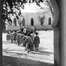 Enfants se rendant à la cantine, école de Fez,1933